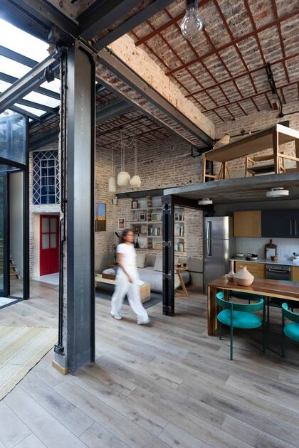 La altura de la cocina no sólo es cómoda, sino que el nuevo techo favorece la incorporación de artefactos de iluminación, clave en una zona de trabajo