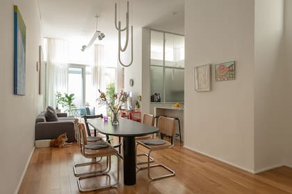 La altura de los techos, muy bien aprovechada con cerramientos transparentes y paños fijos contra el cielo raso.