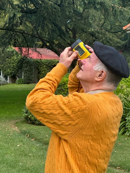 La altura del árbol se puede medir con un hipsómetro óptico.