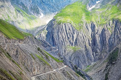 La altura promedio es superior a los 3000 metros y algunas de las montañas vecinas sobrepasan los 8000