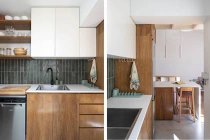 La alzada en verde (Syria Cerámicos) brilla con la luz que trae la nueva ventana. Mueble con MDF blanco para la alacena y enchapado en incienso para el bajomesada y los estantes, un conjunto diseñado por Estudio DC y ejecutado por Carpintería Gabriel Veiras.