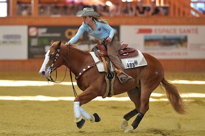 La amazona en acción, durante
una competencia de reining, una
disciplina de equitación estilo
western en la que se consagró
campeona del mundo también en 2017 y
2018