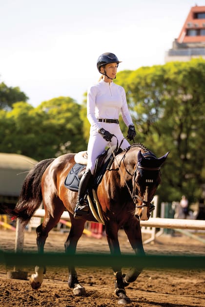 La amazona y su caballo, Centurión, salen a la pista con total look Dada Sport, la marca de lujo francesa de equitación de la que ella es flamante embajadora. “Salté el Small Tour 130 y me entrenó Damián Ancic, jinete internacional y tricampeón nacional”, revela Strom