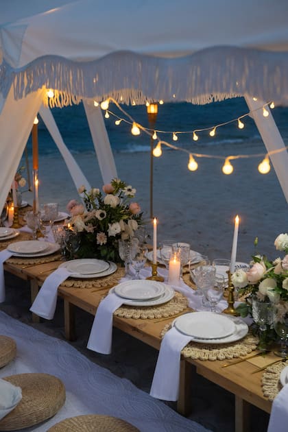 La ambientación, con gazebo, flores, velas y asientos de ratán, estuvo a cargo de Miami Luxe Events.