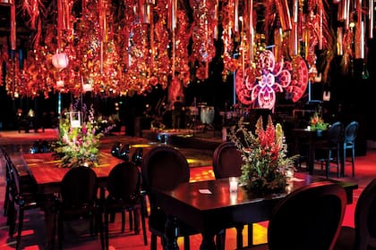 La ambientación, con muebles de Floralis, tuvo la firma de Gerardo Acevedo. De la comida se ocupó EAT, ya que el novio es amigo de Tommy Perlberger, uno de sus dueños.