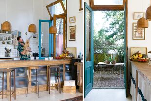 La ambientación de la cocina, sencilla, se sustenta en el mostrador con cortinas teñidas (Milagros Pereyra Lucena) -al estilo antiguo- que llega hasta la puerta-ventana con banderola. Junto a ella, una obra de Teresa Magrane.