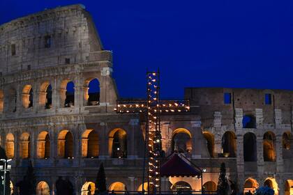 La ambientación del Via Crucis en el Coliseo