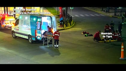 La ambulancia arribó al lugar como parte del operativo de emergencia.