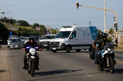 La ambulancia fue escoltada por la Policía bonaerense