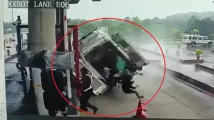 La ambulancia impactó con tal violencia que las puertas se abrieron y empeoró la situación