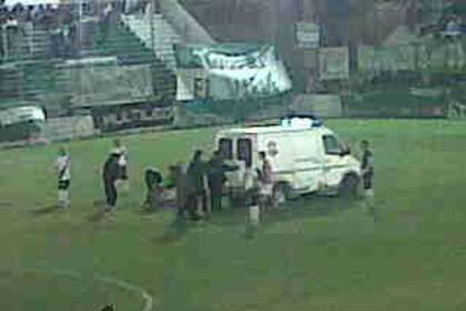La ambulancia ingresó a la cancha