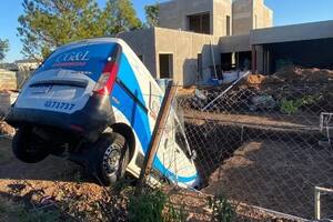 La ambulancia robada cayó en el pozo de una pileta