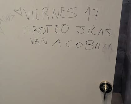 La amenaza que apareció escrita ayer en la puerta de un baño escolar, en Mar del Plata