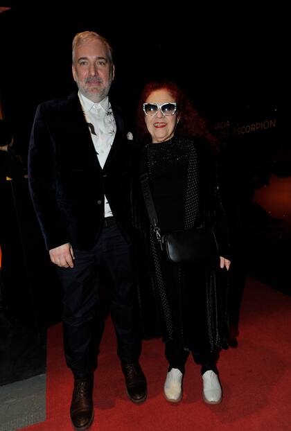 La amiga del músico y creadora de varias de las tapas de sus discos y de las escenografías de sus espectáculos, Renata Schusheim junto a Martín Goricho, responsables del arte de tapa de La lógica del escorpión