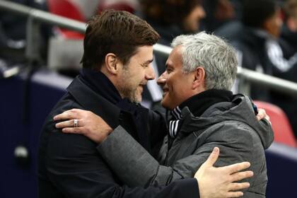 Mourinho con Mauricio Pochettino, DT argentino al que reemplazó en Tottenham de Inglaterra