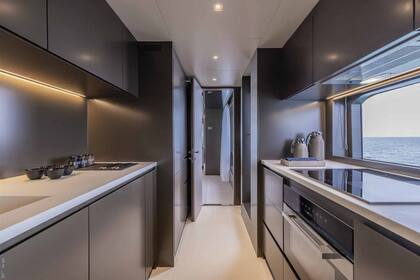 La amplia cocina, de diseño “galera”, está equipada a full.