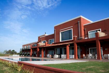 La amplia galería se conecta con la pileta y se proyecta hacia el parque de cinco hectáreas.