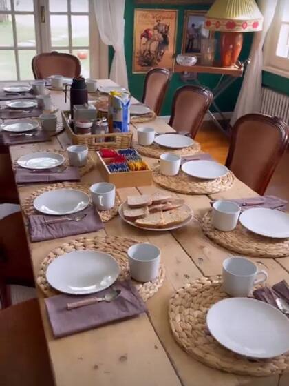 La amplia mesa de la casa de Wanda Nara en Italia
Foto: Instagram @wanda_nara