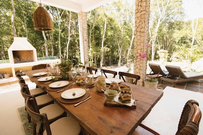 La amplia mesa de la galería con su parrilla a un costado, lista para recibir invitados.