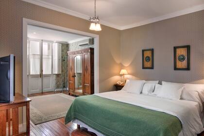 La amplia suite está ambientada con muebles y arañas del siglo XIX