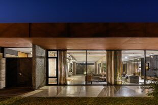 La amplitud del terreno les permitió retirar la casa hacia adentro, generando patios internos que permiten disfrutar de las transparencias con tranquilidad.