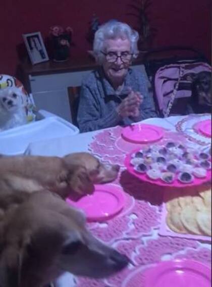 La anciana festejó con sus mascotas