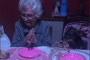 La anciana organizó un particular festejo con sus perros y se hizo viral en TikTok