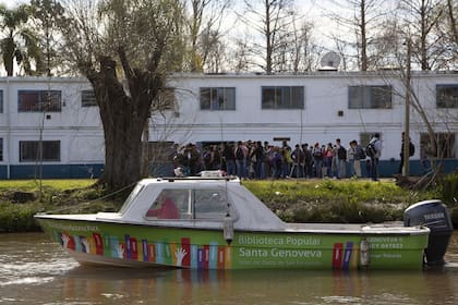 La "bibliolancha" Genoveva llega a 14 escuelas del Delta
