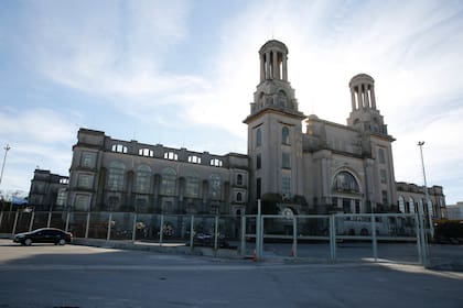 Parece una iglesia, pero es una usina eléctrica que funciona con casi la misma tecnología que hace cien años
