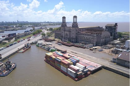 La "Catedral" de la Electricidad mira de frente a una ciudad que le da la espalda, como a casi todo el puerto