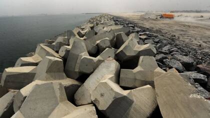 La "Gran Muralla de Lagos" sirve para reforzar la costa y protegerla de la erosión.