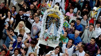 La "imagen cabecera" de la Virgen María salió pasado el mediodía del Santuario de San Cayetano en Liniers