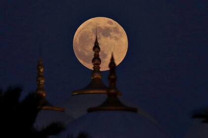La "Luna Roja" aparece sobre la gran mezquita Sheikh Zayed en Abu Dhabi