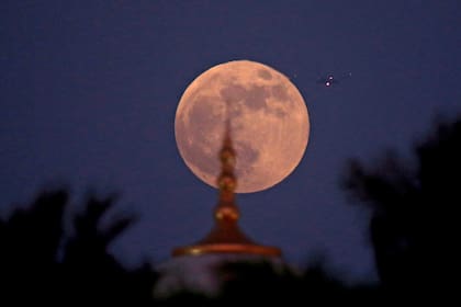 La "Luna Roja" aparece sobre la gran mezquita Sheikh Zayed en Abu Dhabi