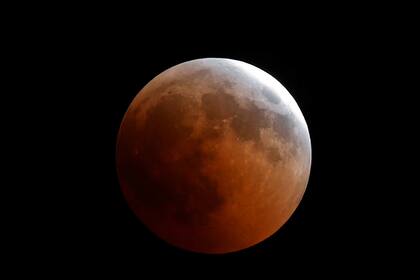 La "Luna Roja" desde la ciudad de Gaza, en Palestina
