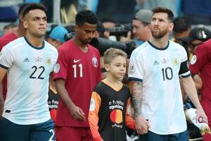 El gesto de Messi con Lautaro Martínez que generó tensión entre los hinchas del Barcelona