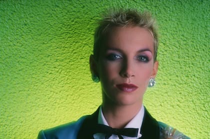 La androginia de Lennox (aquí en un retrato de 1984) no era un artilugio escénico sino una cuestión de supervivencia para la artista