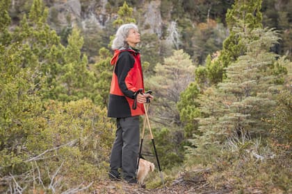 La anfitriona acompaña las caminatas por el bosque, entre coihues y lengas centenarias.