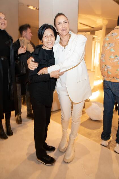 La anfitriona, Laura Orcoyen junto a la artista Elba Bairon en la presentación de la línea de objetos "O.". "O. apela a lo onírico, expresa la correspondencia entre los reinos de la naturaleza, los espacios interiores y los mundos sutiles e invisibles. Los lugares de la casa se suceden, nos transportan al bar de los elixires donde atravesados por el universo de los hongos empieza la ‘transformación’, vida y muerte se alternan entre sí", explicó Orcoyen