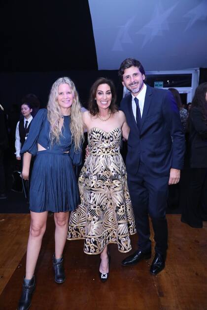 La anfitriona, Wendy Stanley, junto a Sofía Soldati y a Darío Turovelzky, vicepresidente ejecutivo de Broadcast y Estudios de América Latina para Paramount Global