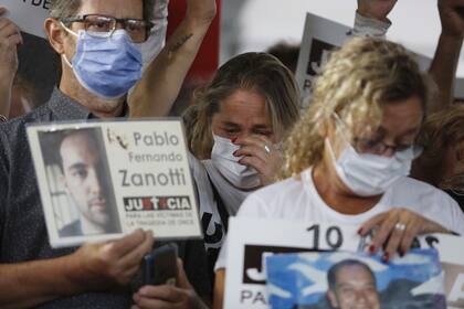 La angustia de los familiares, entre ellos Héctor Fernández, padre de Pablo Fernández Zanotti
