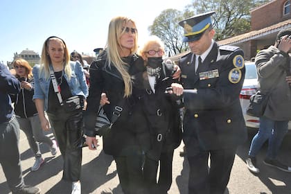 La animadora se mantuvo muy cerca de la familia del actor durante el velatorio y también en el responso celebrado este sábado en el cementerio de la Chacarita