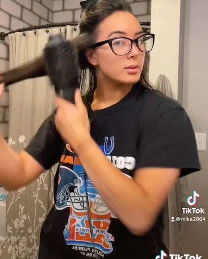 La animadora se peina desde la noche anterior para salir al partido a primera hora