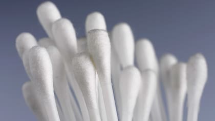 Si uno intenta eliminar el cerumen con hisopos de algodón, se corre el riesgo de irritar la delicada piel del oído interno