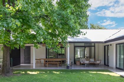 La añosa arboleda la mantiene la casa fresca.