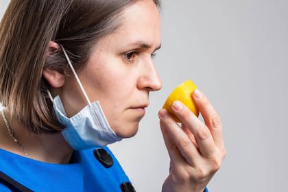 La anosmia es la pérdida del olfato, un síntoma muy común de infección por coronavirus; la fantosmia es la aparición de alucinaciones olfativas