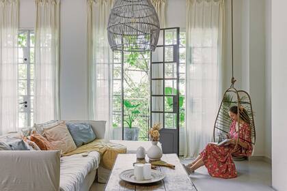 La ansiada luz natural llega sin tamices al PH de la estilista Laura Wehle, reformado por el arquitecto Bruno Cariglino.