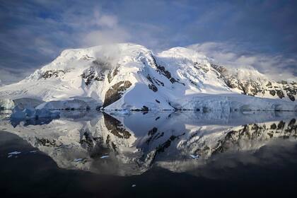 La Antártida cubre una superficie aproximada de unos 14.000.000 km2, de los cuales menos del 1% constituyen áreas libres de hielo. 