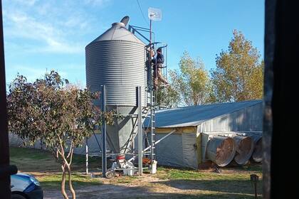 La antena de Internet recién instalada en la casa de Bianca, lista para que pueda seguir con las clases virtuales y hacer la tarea