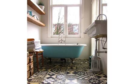 La antigua bañadera también puede transformarse con pintura. ¿Qué te parece esta idea? (foto: apartmenttherapy.com)
